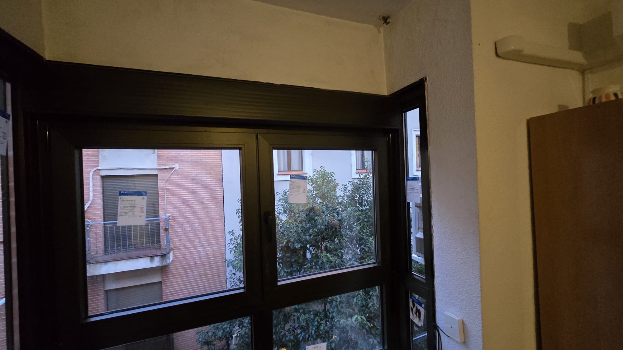 VENTANAS Y MIRADOR EN COLOR NEGRO